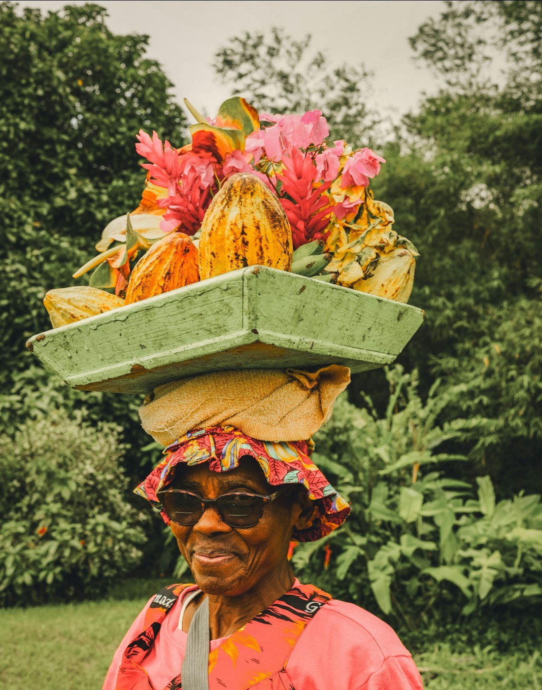 Mujer del Caribe colombiano cargando una batea de frutas